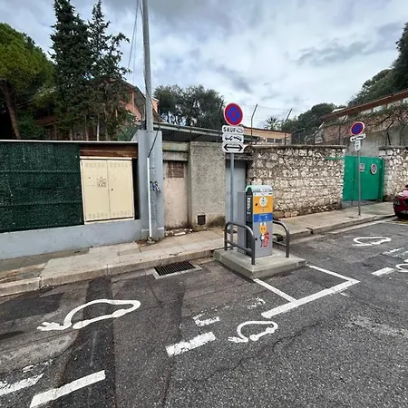 Lumineux Avec Balcon à Proximité De La
