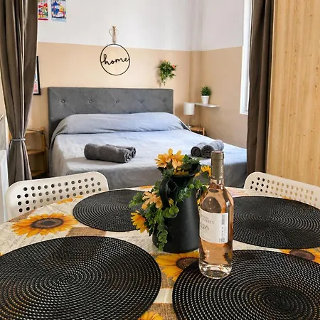 شقة Bright Studio With Private Balcony In Nice Port *
