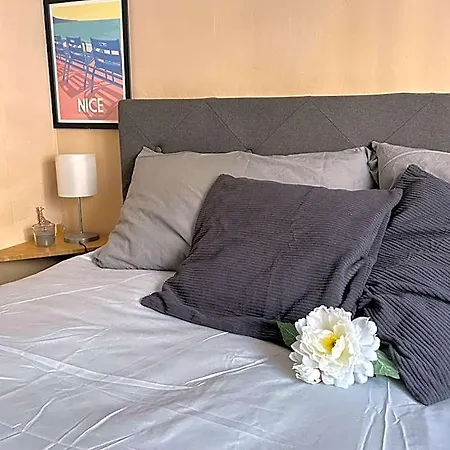 Apartament Bright With Private Balcony In Port