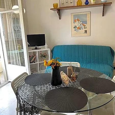 Bright With Private Balcony In Port Apartament