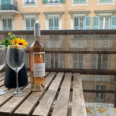 Lumineux Avec Balcon A Proximite De La דירה